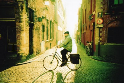 白衣男子白天在街上骑自行车